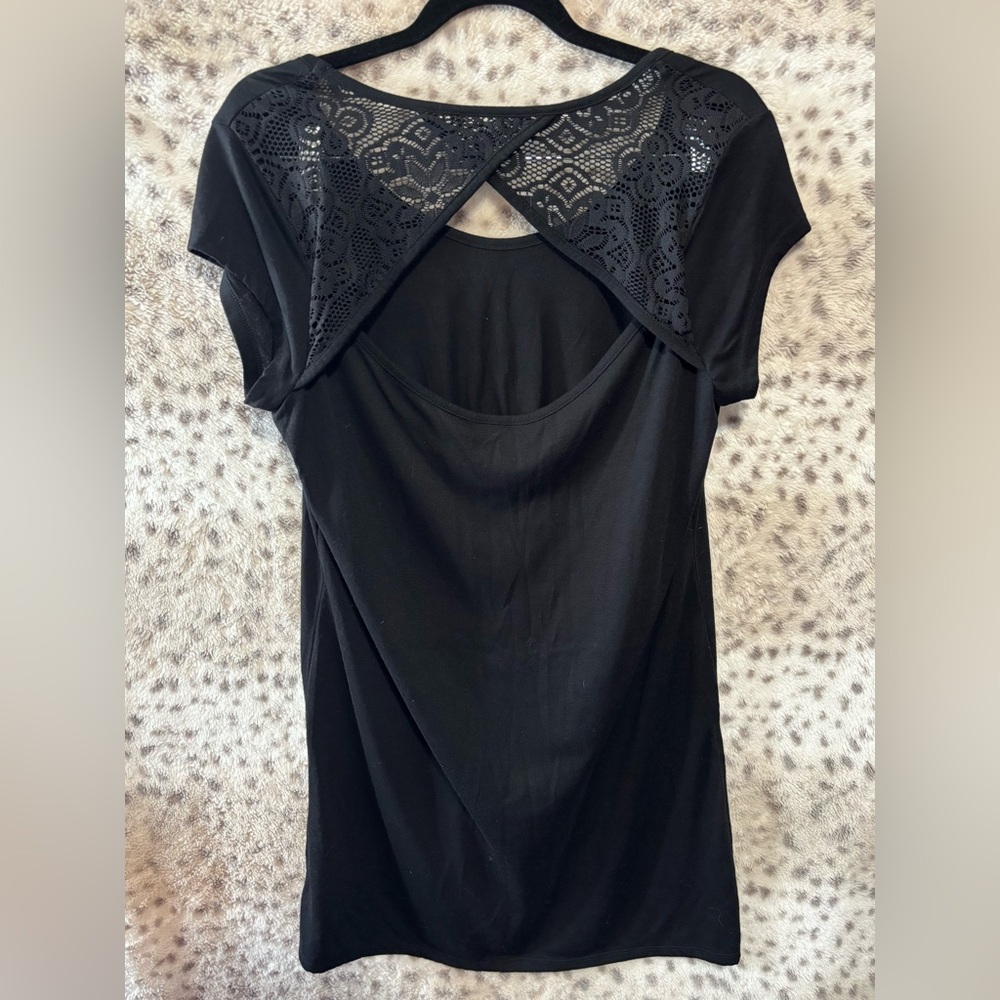 WOMENS MIX & CO HI-LOW LACE BACK ACCENT TOP - Picture 2 of 5